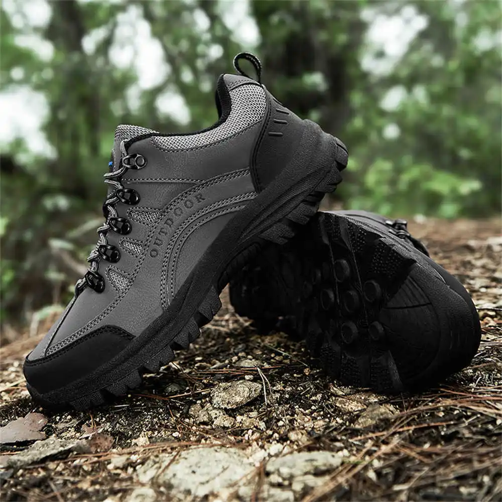 Luxury Lifestyle Dark - Homens e Mulheres Andando Sapatos de